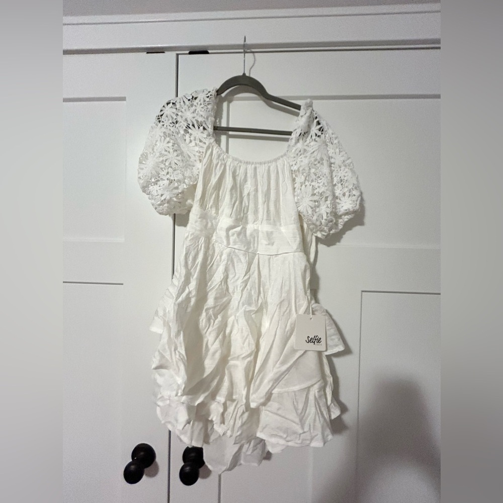 NEW Selfie Leslie: Abby Lace Puff Sleeve Tie-Up Back Dress - Picture 3 of 8